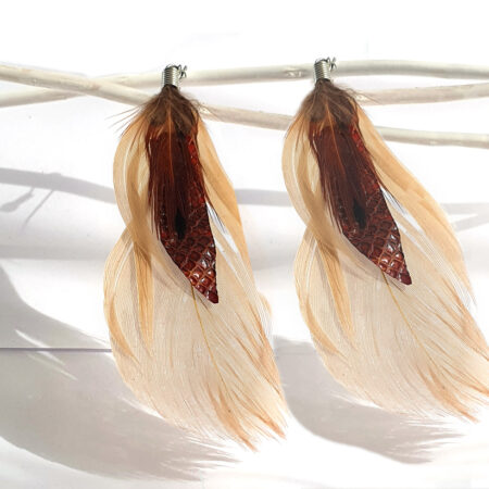Drapp női toll fülbevaló vörös kígyóbőrrel