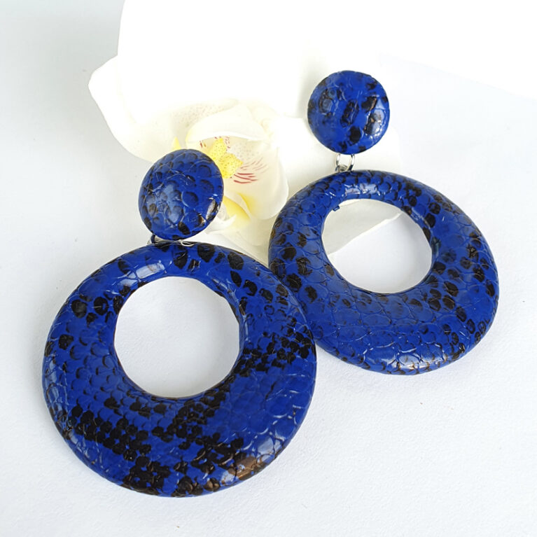 Kerek, kék kígyómintás fülbevaló.