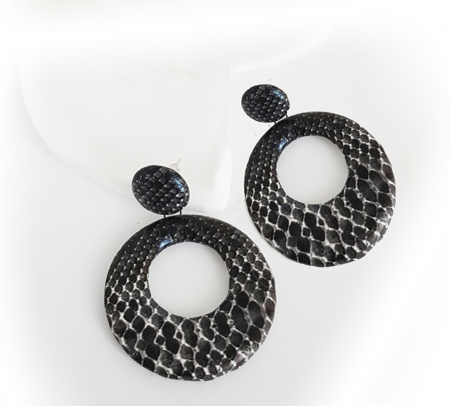 Sötétszürke kígyómintás fülbevaló