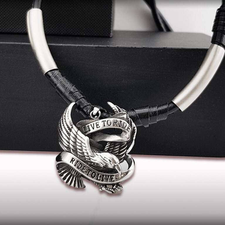 Motoros szabadszellemű bőr nyaklánc