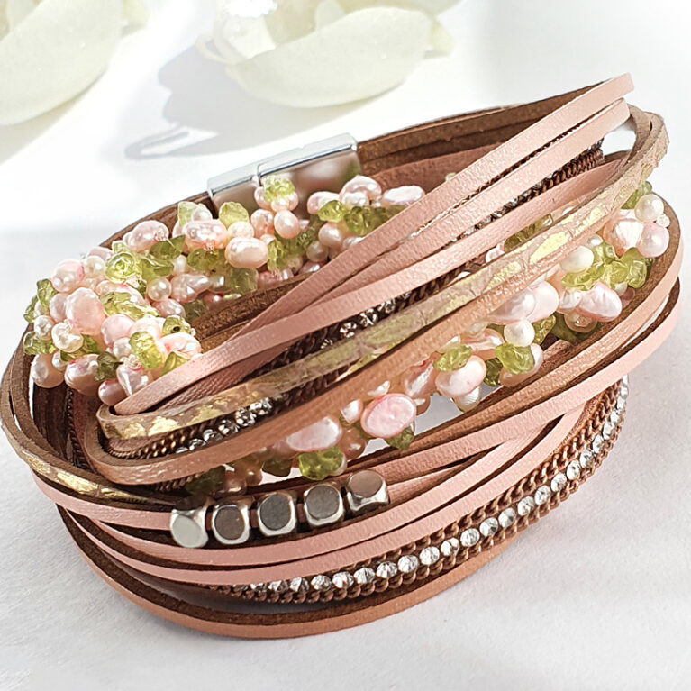 Virágzás beige szálak bőr női karkötő