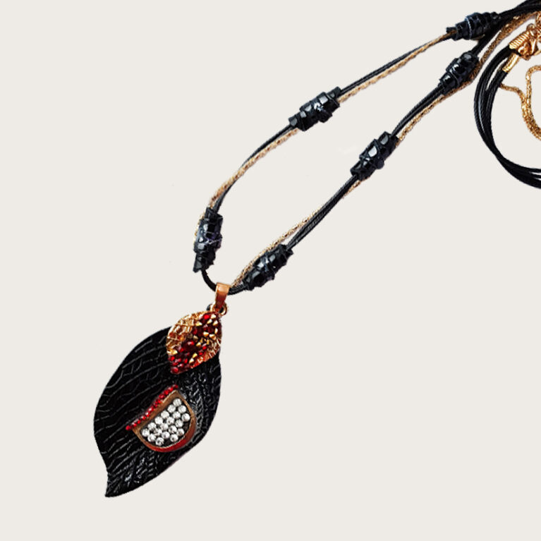 Fekete levélmintás nyaklánc