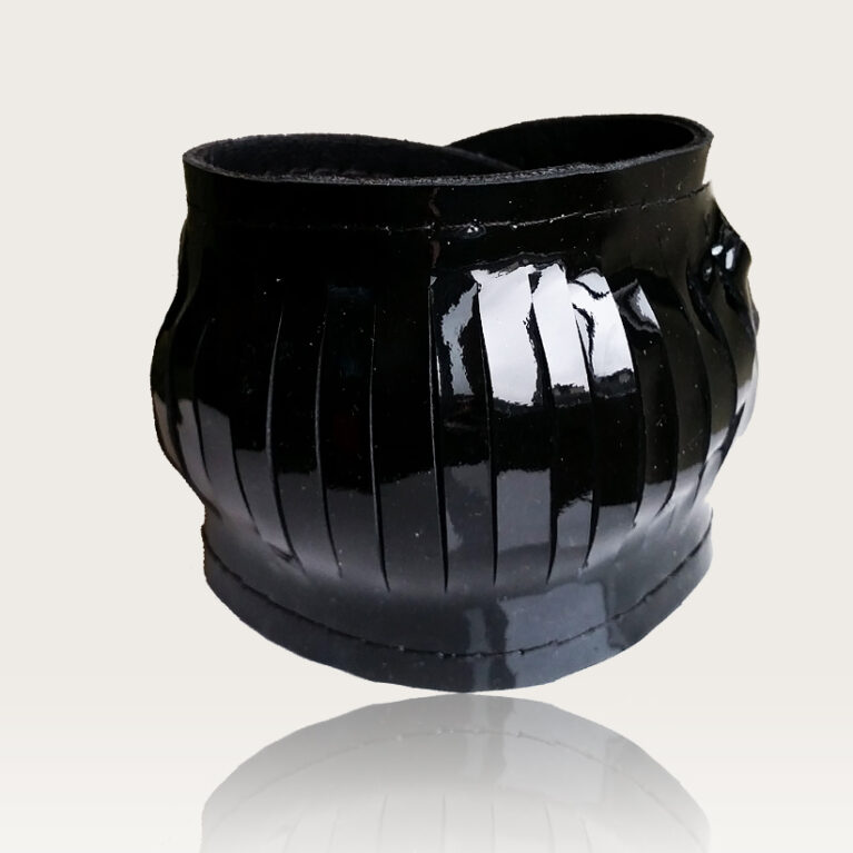 Fekete lakkbőr karkötő