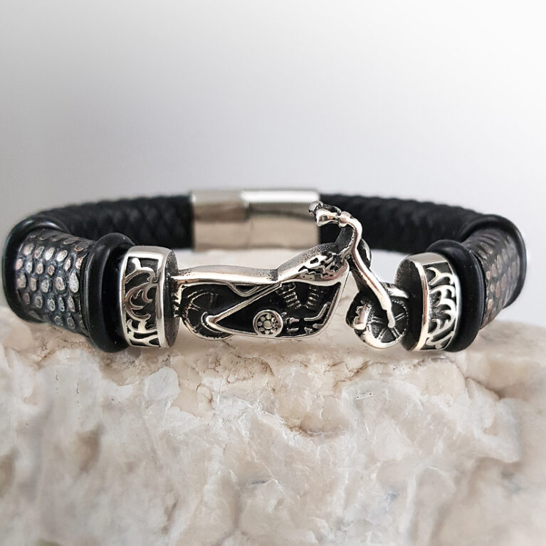 Motoros rájabőrös férfi karkötő