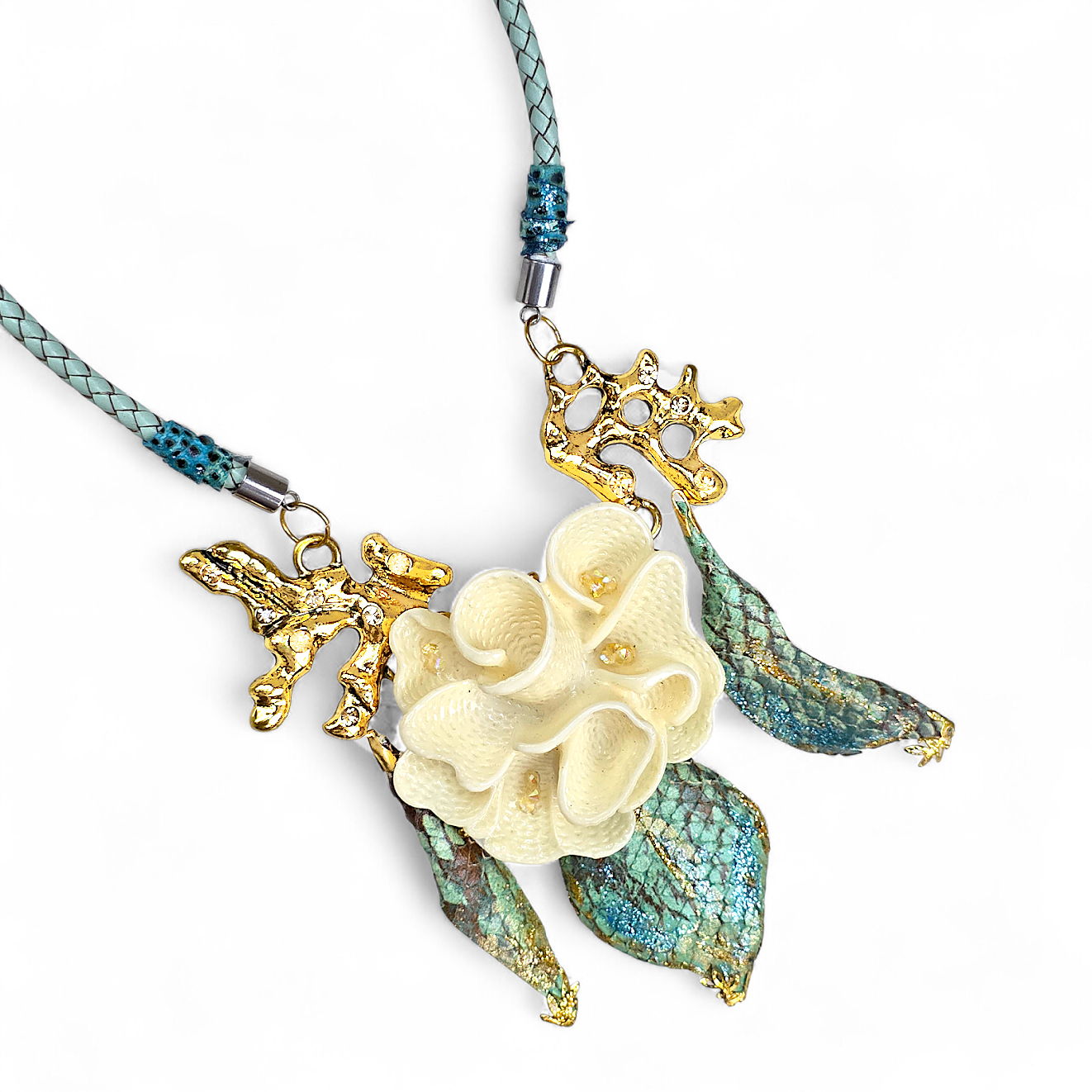 Rózsás bőrnyaklánc egzotikus bőrrel